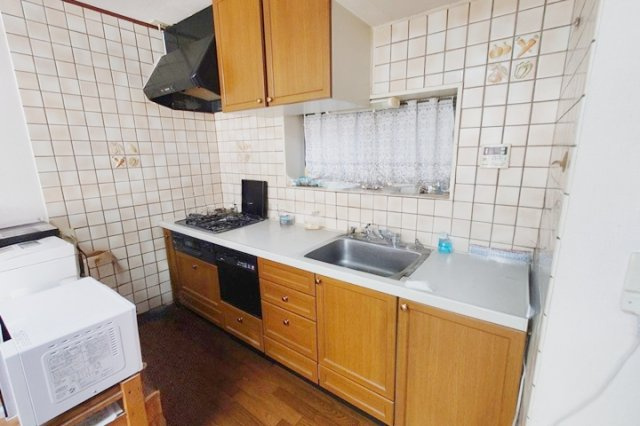 作業に集中しやすい壁付けキッチンは、部屋の空間を広く使えます　　キッチンには窓があり換気しやすいですね　【2015年1月にキッチン新規交換済】