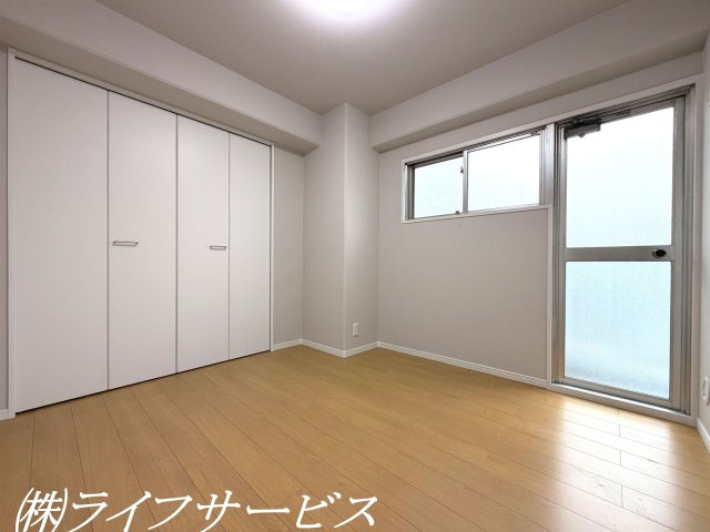 洋室4.5帖／クローゼットあり！バルコニーに面しています！