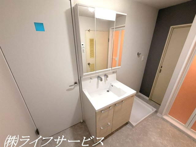 三面鏡タイプのシャワー付洗面化粧台