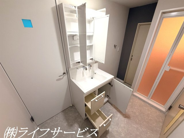 三面鏡タイプのシャワー付洗面化粧台