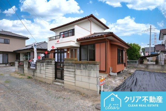 スッキリクリアな青空に映えるエクステリア！　日当たり良好な立地です♪