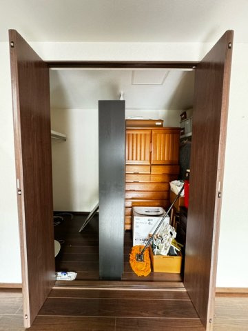 奥行きも幅もあるWICですのでたくさんの荷物の収納が可能です　
