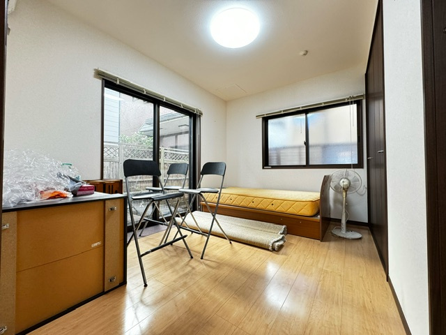 1Fの6帖の洋室になります！　窓には電動の雨戸も付いており風が強い日等も安心です！　　