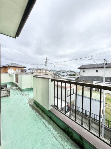 別角度からバルコニーを撮影しました。とっても広いですよ！