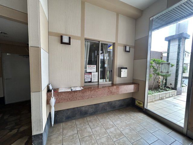 受付はマンションコンシェルジュがいる場合もあれば、管理人が滞在する小部屋を総称して呼ぶことがあります。主にエントランスに設置されていることから、防犯面でも期待ができます。防犯設備がない場合はより安心！