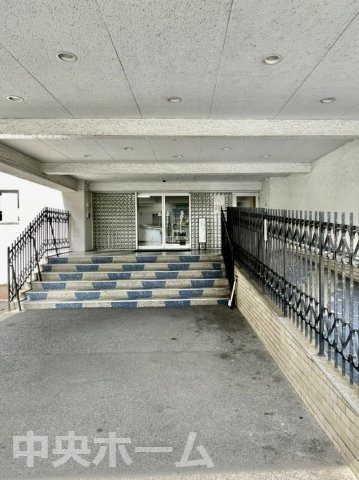 【エントランス】マンションのエントランスは、その物件の印象を決める、顔とも言える場所です。毎日通る場所ですからきれいなのが一番です。エントランス内はオートロックですので暮らしの安全も確保されています。