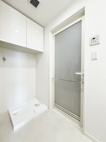 室内洗濯機置き場と脱衣所も白で統一されておりキレイです☆