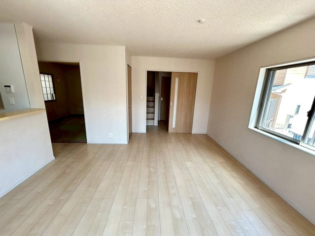 直線タイプはLとDKを一直線に並べた形で対面キッチンのタイプです。一般的なのでよく見かけるかもしれません。直線タイプに似た直接アイランドタイプは、キッチンとダイニングの間に壁がない分広く感じられます。
