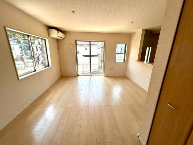 ダイニングにはダイニングテーブルセットなどを置くことが多く、間取りにおいて「D」と略記されますが、食事を作るときの作業場として使用したり、朝食を食べたりするときだけに使われるケースも少なくありません。