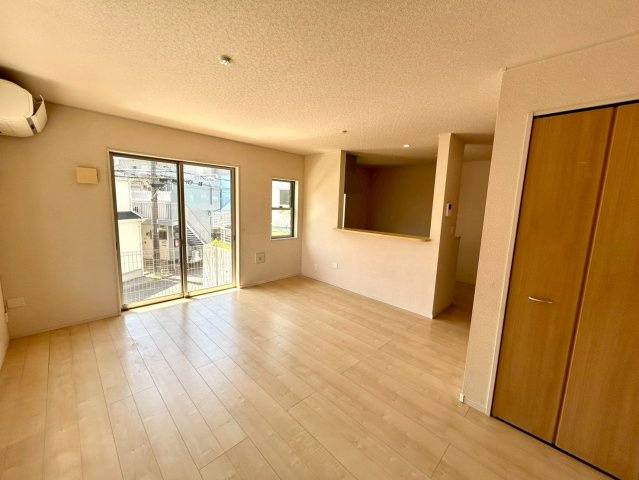 ダイニングとキッチンの間を扉や壁などで仕切らず、一体化させた間取りです。キッチンカウンターがついている物件ならば、食事をキッチンカウンターで取ることで、ダイニングスペースをリビングとして使用できます。