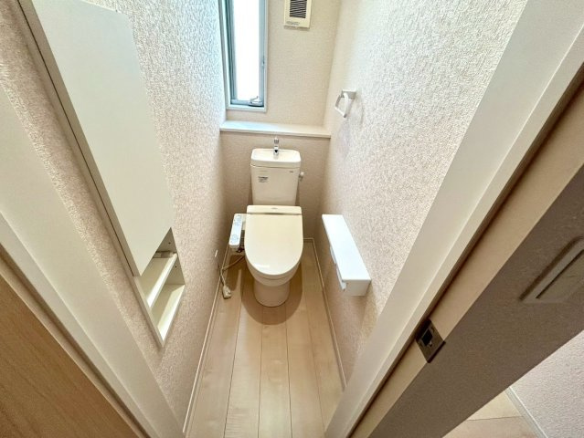 トイレは大きさや形、機能、抗菌性などが異なる多種多彩なタイプが各メーカーから出ています。それぞれに良さがあるため、事前にどういったタイプのトイレがいいのかをご家庭内で決めて、内見に行くといいでしょう。