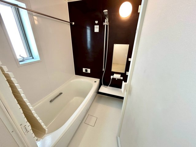 入浴時の快適さも大事なことですが、綺麗な状態を維持できなければ気持ちよく入浴できません。毎日の掃除が楽という点は大事なポイントになります！カビが生えにくく掃除がしやすい、壁や浴槽を選ぶといいでしょう。