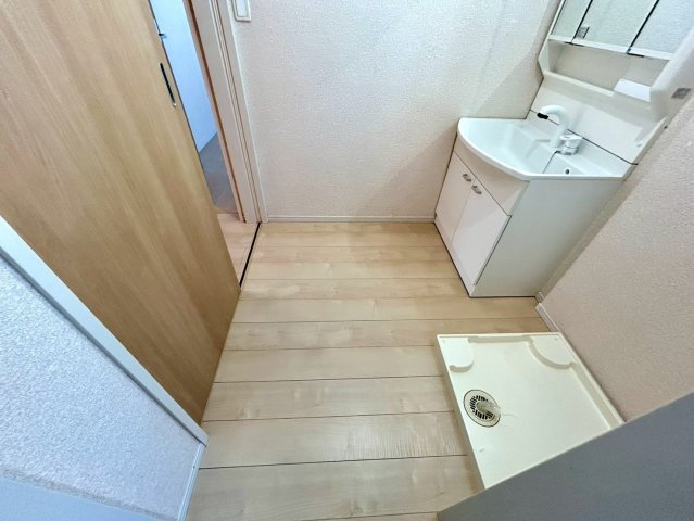 多くの戸建て住宅で見かける洗面脱衣所は、洗面台と洗濯機が2畳ほどのスペースに並べられていて、洗面所が脱衣所を兼ね備えている間取りが一般的です。お客様が利用することもある、パブリックな空間でもあります。