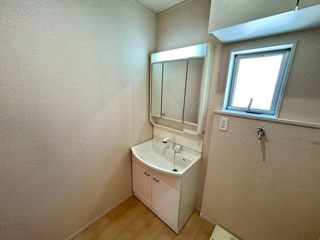 洗面化粧台では顔を洗ったり、身だしなみを整えることが本来の使い方ですが、用途によっては洗面化粧台に求められる機能が違ってくるため、ご自身や家族のライフスタイルに合ったものを選ぶことをおすすめ致します。