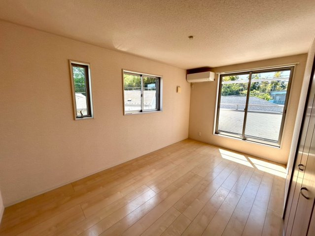 寝室でゆっくりと過ごすためにはベッド周りの適度な空間を担保することや窓の位置、照明の明るさ、寝室の広さなどを考える必要があります。自身や家族の構成とライフスタイルに併せて寝室にする部屋を選びましょう！