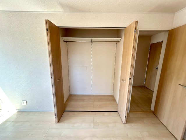 ウォークインクローゼットがあれば、クローゼット内でコーディネートが完成できますし、季節の変わり目に行う衣替えの手間も省けます。また、スーツケースなど大きいものもしまうことができ使い勝手がよいです。