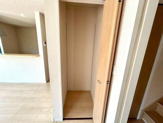 家族構成や住宅環境によって収納の仕方は十人十色！キッチン、リビング、玄関、寝室など、部屋ごとのいろんな収納を使って自慢のお家にしませんか？物件をご内見する際は、収納の場所や数は事前チェックしましょう！