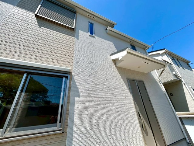木造住宅とは土台、壁、柱など建築物の強度を支える構造体の材に木が使用されている構造を指します。構造体は建物の自重を支えるだけではなく風圧や水圧、積裁荷重などあらゆる衝撃に耐えるための基礎です。