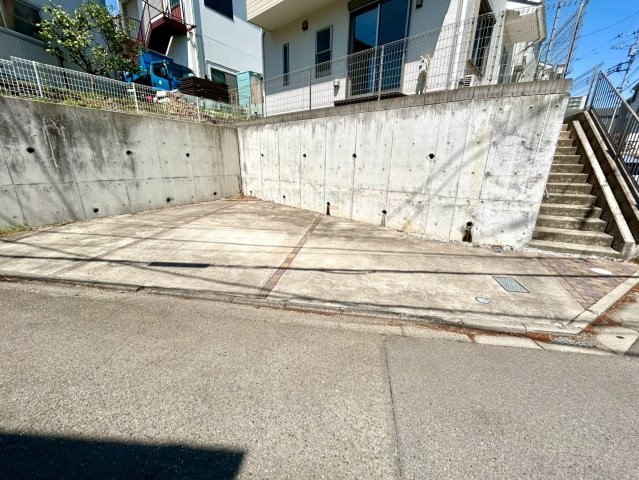 駐車場と明記されていても、最小スペースでつくられた駐車場だと大型車は駐車できなかったり、出入りしにくくなったりする可能性があります。お車のサイズと購入したい物件の駐車場のサイズを現地で確認しましょう。