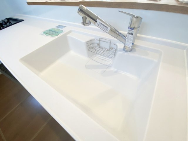 食器や野菜などの水洗いがスムーズにこなせるハンドシャワーのついた水栓。浄水器一体型なので便利です。