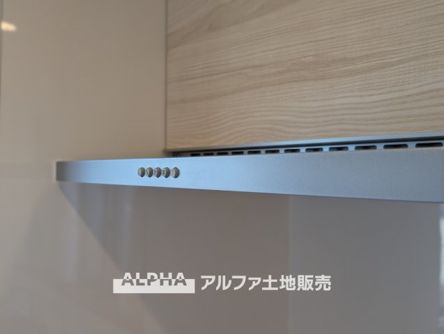 【Low-Profile　Range　Hood】　◆スリムレンジフード◆静かに心地よく空気を整えるリファインド設計。油汚れも付きにくく、お手入れも簡単。清潔で美しいキッチン空間を保ちます。