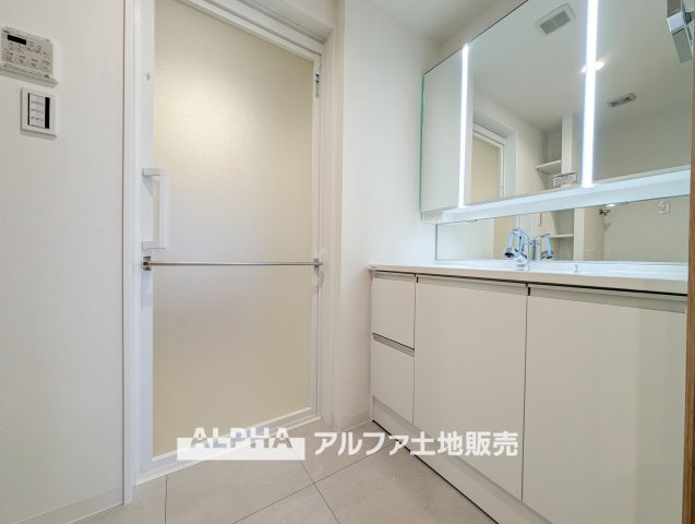【Vanity　with　Three　Mirrors】　◆三面鏡洗面化粧台◆身支度で使う歯ブラシや化粧品などの小物も鏡裏にすっきり収納。生活感を抑えて朝のひとときも快適に過ごせスタイリッシュな空間に。