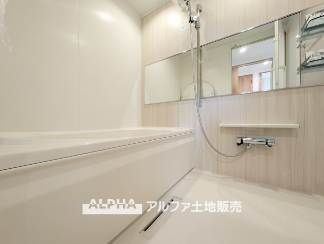 【Bathroom】　◆浴室換気乾燥機付きUB◆雨に日でも洗濯物が乾かせ、同時に室内を乾燥させる為、カビ、汚れの発生を抑えます。暖房機機能があり冬場は入浴前に暖め可能でとても重宝します。