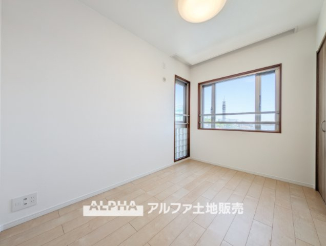 【Two　sides　lighting】　◆明るい主寝室◆二面採光北側の居室は明るく爽やかな風の抜ける快適空間。。収納もしっかりと沢山の洋服をしまえます。