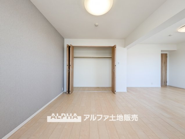 【Family　closet】　◆ファミリー・クロゼット◆多数ある収納のひとつ。このクロゼットは家族共有の場所。色々なモノ、本や季節物、掃除用具などしまう物を選びません。