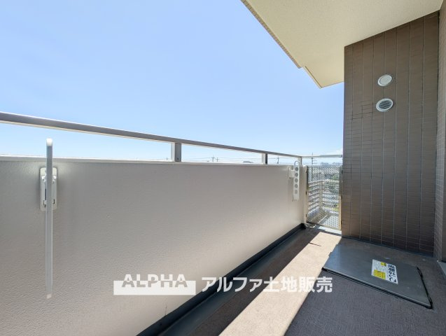 【Balcony】　◆暮れなずむ空◆そっとルーフバルコニーから望むスクリーンは、夕映えに浮かぶ雲とオレンジ色に染まる街。どことなく切ないけれど僕達を優しく照らし家族を見守っていてくれている。