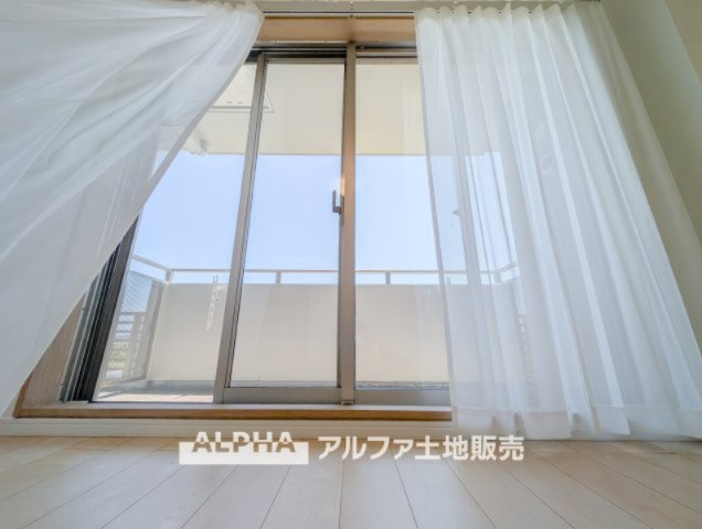 【Cool　wind】　◆窓を開けると◆冷涼な風、そよぐリビング。だんらんの場所はここから始まり、ここで終わる。家族の笑顔が集う素敵な場所だから、こだわり抜いた思いが詰まっているのだと思う。