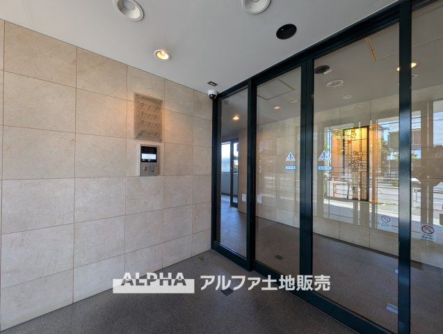 【Entrance】　◆エントランス◆管理の行き届いた綺麗なエントランスは、扉を開けると温もりと幸せと楽しさいっぱいの我が家に帰ってきたんだなと落ち着く瞬間。