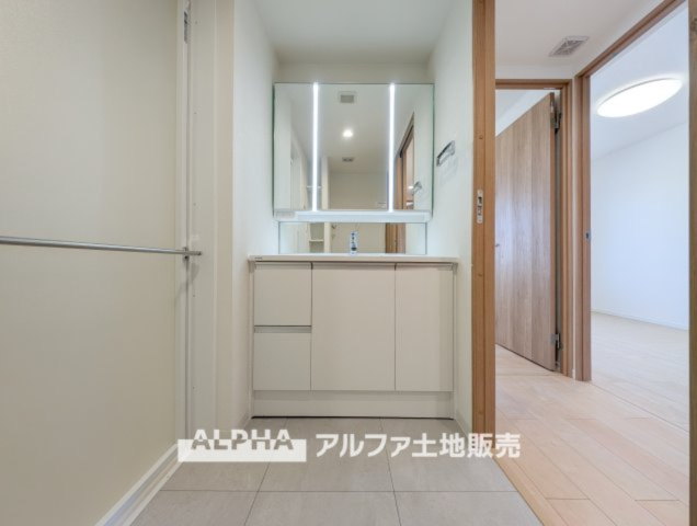 【Vanity　with　Three　Mirrors】　◆三面鏡洗面化粧台◆身支度で使う歯ブラシや化粧品などの小物も鏡裏にすっきり収納。生活感を抑えて朝のひとときも快適に過ごせスタイリッシュな空間に。