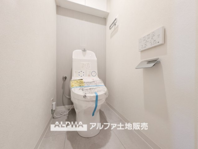【Warm　water　flush　toilet】　◆温水洗浄便座付きトイレ◆お掃除も楽々。快適に過ごすためには今や欠かせない設備の一つです。壁掛けリモコンで使いやすくいつでも清潔に保てます。