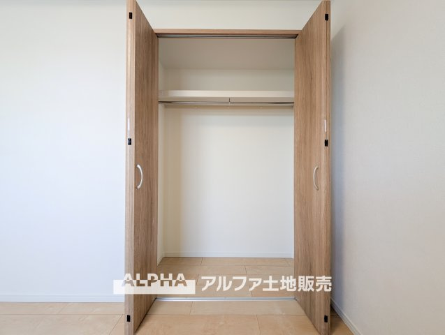 【closet】　◆クロゼット◆各居室のクロゼットは大好きな服、大事なバッグやアクセサリー、そして大切な思い出の品々。そんなものを傍らにそっと置いておきたい場所です。