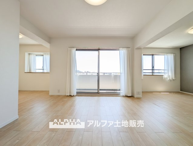 【The　situation】　◆シチュエーション◆リビングルームのドアを開くと、窓から飛び込むのは緑と光の風光明媚な景色。僕の目に映るは、ここで家族と会話をワイワイガヤガヤ楽しんでいる様子。