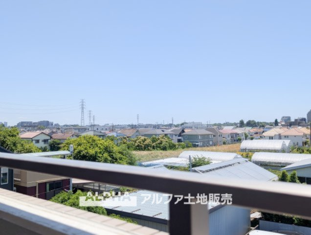 【outward　appearance】　◆バルコニー◆家から望む空はブルースカイ。隔てるものは何もなく、そこにあるのは青い空と白い雲の景色がこの街の彩りを演出している。