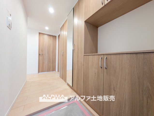 【Shoes　cloakroom】　◆シューズクローク◆帰宅し玄関を入ると容量たっぷりなシューズクローク。そこにはお気に入りのチャカブーツやジョンロブのストレートチップを眺める。そんな時間も悪くない。