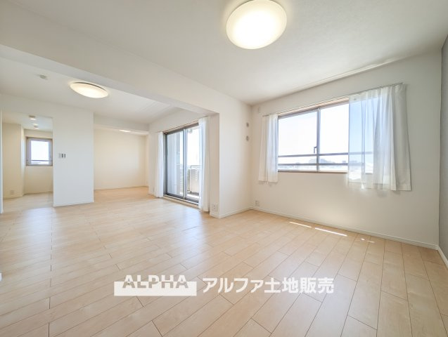 【Living　room】　◆時を忘れる場所◆ここにはみんなが集い、食事と楽しい会話が始まる。話に夢中になりすぎて、ついつい時を忘れ夜半過ぎになってしまう。そんな束の間の幸せを感じさせてくれる場所。