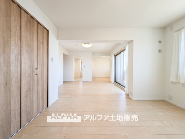 【Comfortable　living】　◆居心地のいい暮らし◆には欠かせない眩い採光。ゆったりとした幅の窓からこの空間に降り注ぐ採光が絶えない。明るいリビングこそ居心地のいい暮らしが待っていると思う