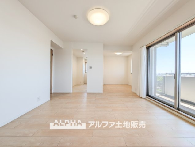 【The　world　which　dozes】　◆サンサンと◆差し込む太陽の光がこのリビングに笑いをもたらす。ソファの上のクッションがポカポカした暖気にぬくぬくと微睡んでいる。