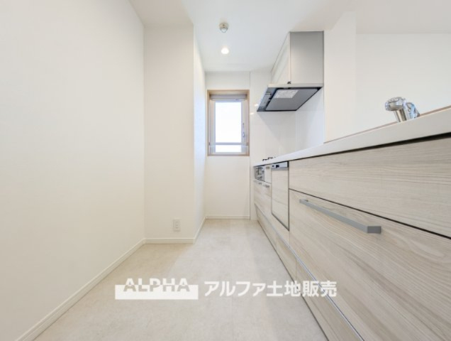 【Kitchen】　◆キッチン◆美しく使いやすいキッチンは油汚れが簡単に拭き取れる素材で加工されており、浄水器シャワーから流す水の音を軽減する静かなシンクを採用。見えないところにさり気ない配慮が嬉しい