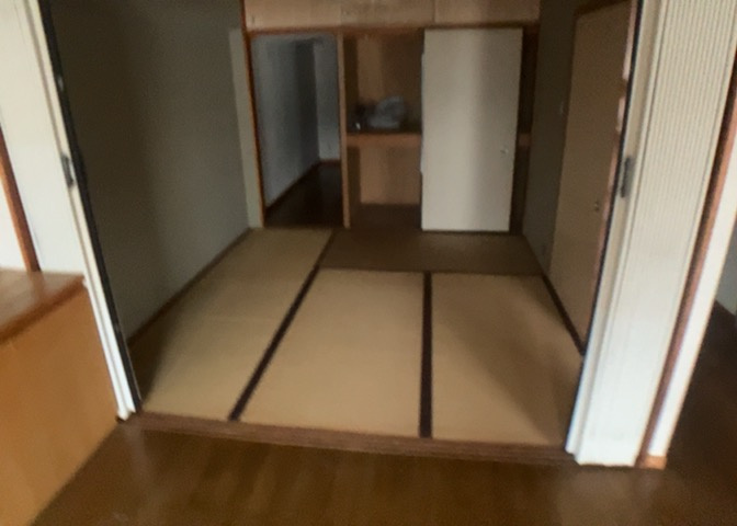 寝室でゆっくりと過ごすためにはベッド周りの適度な空間を担保することや窓の位置、照明の明るさ、寝室の広さなどを考える必要があります。自身や家族の構成とライフスタイルに併せて寝室にする部屋を選びましょう！