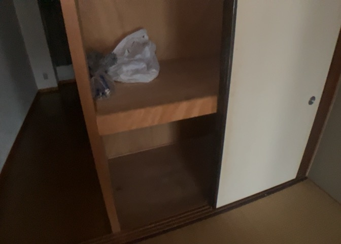 デザイン性を重視しすぎて収納が少なかった！なんてことにならないため、事前に現地で収納の数を確認しておくことをお勧めします。クローゼット以外にも床下収納や屋根裏収納、パントリーなどもチェックしましょう。