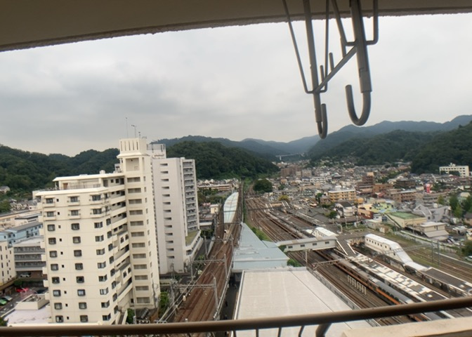 眺望の良さを楽しめるダイニングキッチンで家族団らんの時間を過ごしてはいかがでしょうか。バルコニーから見える景色を家族で眺める時間は、時間が経つのを忘れてしまいそうですね。是非、現地を見に行きましょう！