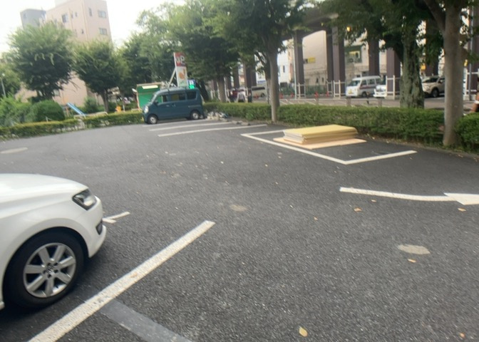車一台あたりに必要なスペースは、標準サイズの普通自動車で横幅2m50cm、長さ5mは必要になります。ただし、乗降のことも考慮して横幅3m30cm、長さ5m50cmほどは確保できるところを選びましょう。
