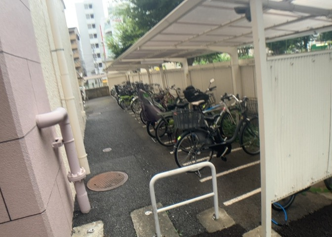 マンションの駐輪場は、事前に空きがあるか確認を取ると安心です。せっかく入居したのに駐輪スペースがない！なんてことになったら大変ですよね。そこで、内見時や購入前にはまず事前に確認しておくと良いでしょう。