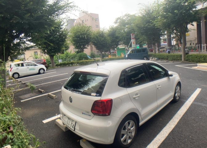 駐車場と明記されていても、最小スペースでつくられた駐車場だと大型車は駐車できなかったり、出入りしにくくなったりする可能性があります。お車のサイズと購入したい物件の駐車場のサイズを現地で確認しましょう。