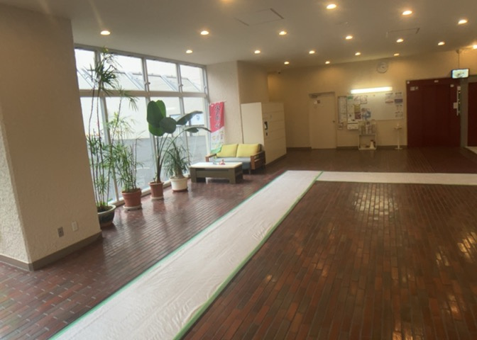 ラウンジは、マンションの共用スペースに椅子やテーブルなどを配置した利用者が寛げる空間です。屋内型ラウンジと屋外型ラウンジがあります。共用部分の管理状況と合わせて、詳細については現地でご確認ください。