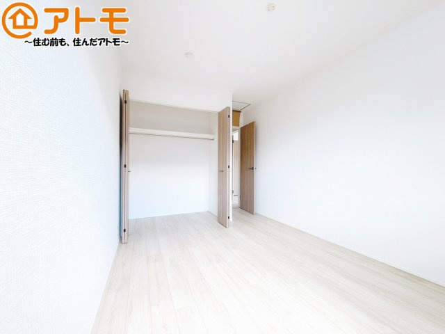 収納スペースもしっかり確保したお部屋は、収納家具の数も減らせるのでお部屋を広く使えます！